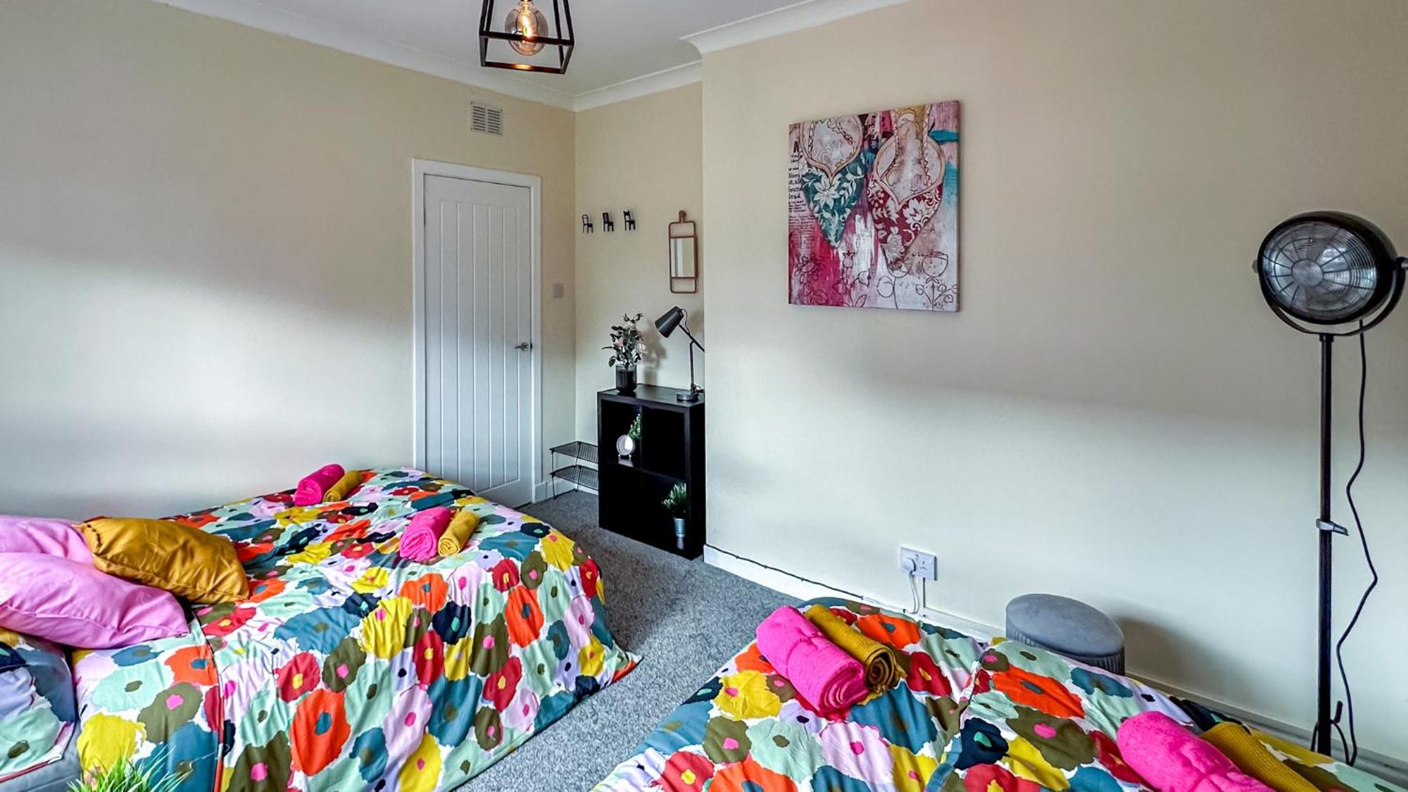 Colourful Life-house Near Glasgow Holiday home *